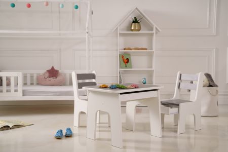 Dětský stolek a dvě židličky s šuplíčky v šedém odstínu